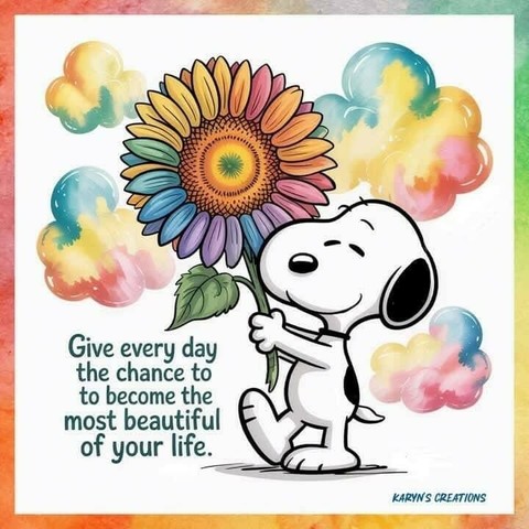 Snoopy trägt eine große Sonnenblume in Regenbogenfarben, am Himmel bunte Wolken.
Text: Give every day the chance to become the most beautiful of your life.