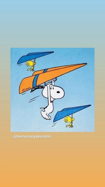 Snoopy hängt an einem gelben Paraglider und zwinkert aus dem Bild, über und unter ihm Woodstock mit Freund an blauen sehr viel kleineren Glidern.