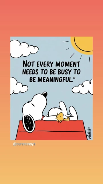 Snoopy und Woodstock relaxen auf der Hundehütte unter einem sonnigen Himmel mit Schäfchenwolken.
Text: Not every moment needs to be busy to be meaningful.