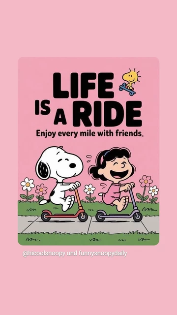 Snoopy und Lucy fahren Roller entlang einer Wiese und haben beste Laune.
Text: Life is a ride, enjoy every mile with friends.
Neben dem Text rechts oben ist Woodstock auf einem Skateboard.