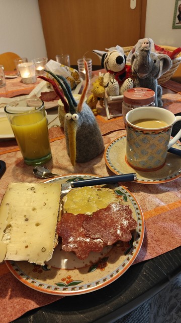 Frühstück mit Brötchen, Filzhuhn Nellie und den Häkels