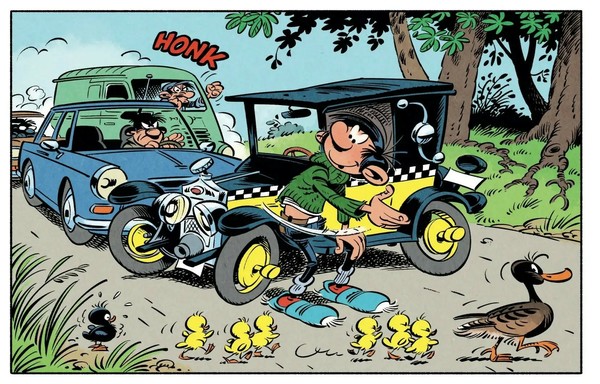 Gaston bloque une route de campagne avec son automobile jaune, derrière lui des automobilistes furieux, pour laisser passer une cane et ses canetons (6 jaunes et 1 noir)
Dessin d'inspiration rétro (pour les voitures...)