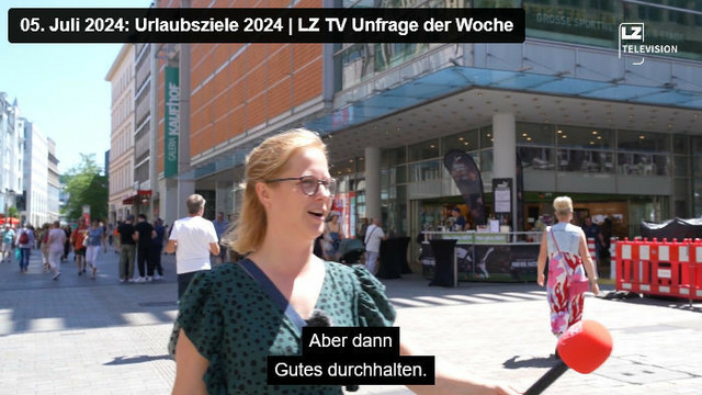 Screenshot van een video van de Leipziger Zeitung. Umfrage der Woche: Urlaubsziele 2024

Te zien is een vrouw in een winkelstraat van Leipzig. Ze heeft in microfoon in de hand en zegt iets tegen de bevraagde personen, die al uit beeld zijn. Ondertitel: Aber dann Gutes durchhalten.