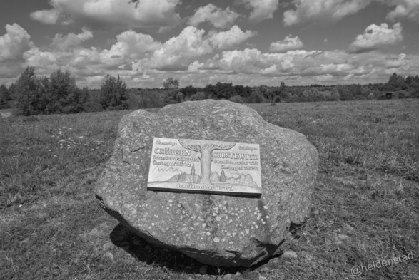Zwart-wit foto. In een weide ligt een grote kei met daarop een paneel ter herinnering aan verdwenen dorpen.

Ehemalige Ortslagen Crostewitz und Cröbern. überbaggert 1967-72