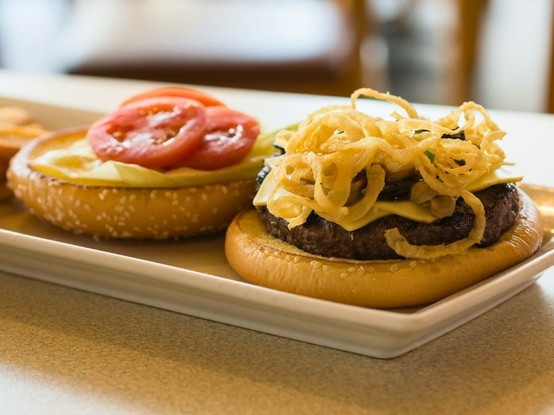 Hamburguesa al queso con champiñón portobello teriyaki.