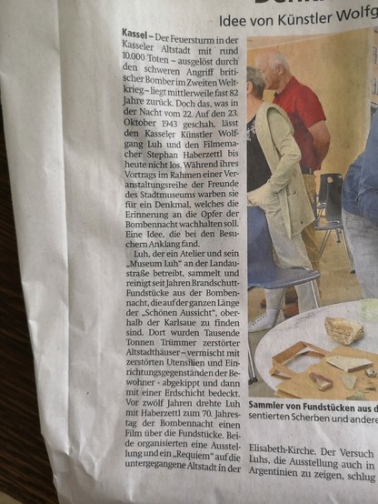 Die Abbildung zeigt den Ausschnitt eines Artikels in der HNA vom 19. Juli 2025 über ein "Denkmal für die Opfer des Feuersturms" in Kassel in der Nacht vom 22. auf den 23. Oktober 1943.