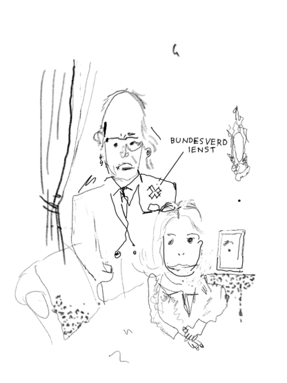 Zeichnung, Bleistift- und Tintesimulation, ein stehender Mann mit hoher Stirn, Brille, Lange-Haare-Frisur, Jacket, Hände in den Hosentaschen, eine Art x-förmiger Orden mit der Bezeichnung Bundesverdienst. Ein Sofa, angedeutetes Leopardenmuster, darauf sitzt eine Frau, lange Haare. Im Hintergrund ein Vorhang, rechts ein barockartiger Spiegel. Rechts auf einem Foto im massiven Rahmen ein Haarschopf und ein Charlie-Chaplin-Bart.