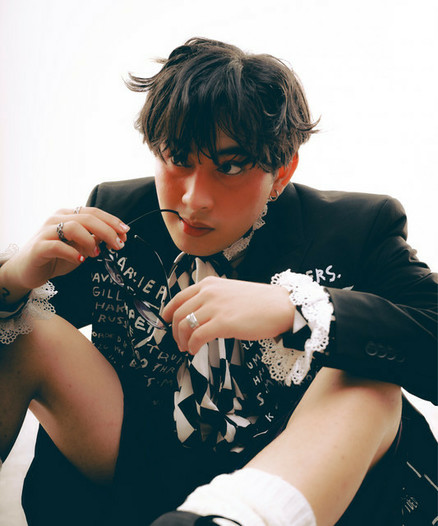 Maki, the Filipino singer. His hair is mostly styled downward, except for a few strands on both sides styled to curl upwards to look like pointy tips.