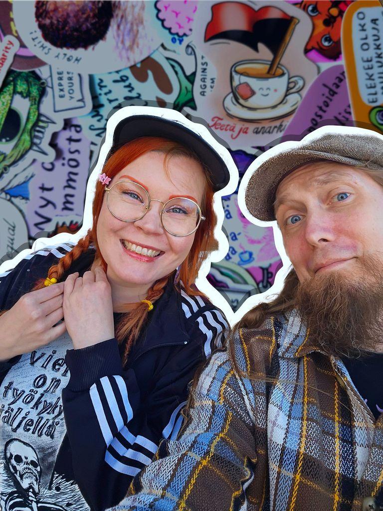 Satu ja juha selfie, ja taustalla kosolti tarroja