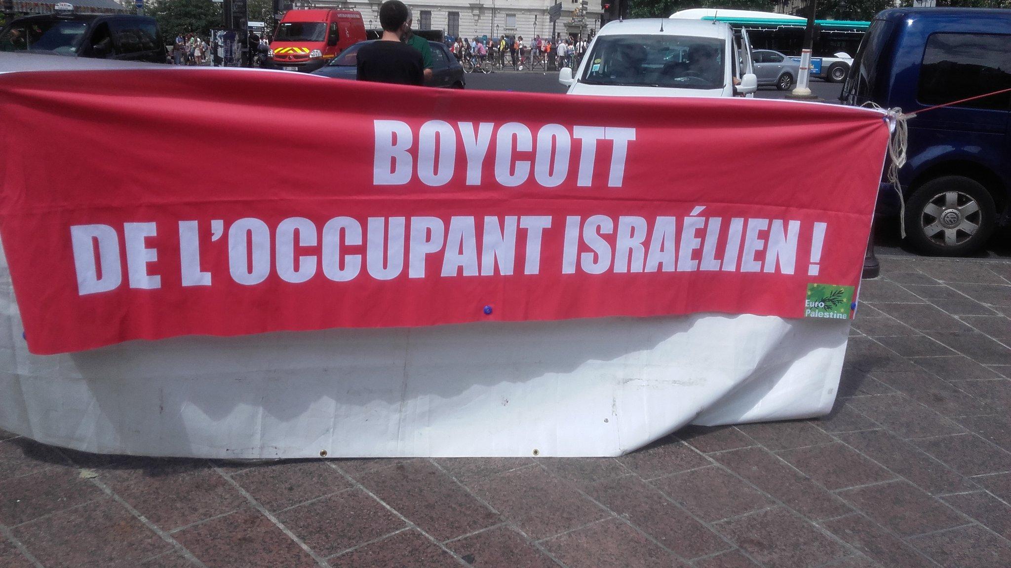 Gross affiche rouge a Paris qui dit boycott de l'occupant israélien!