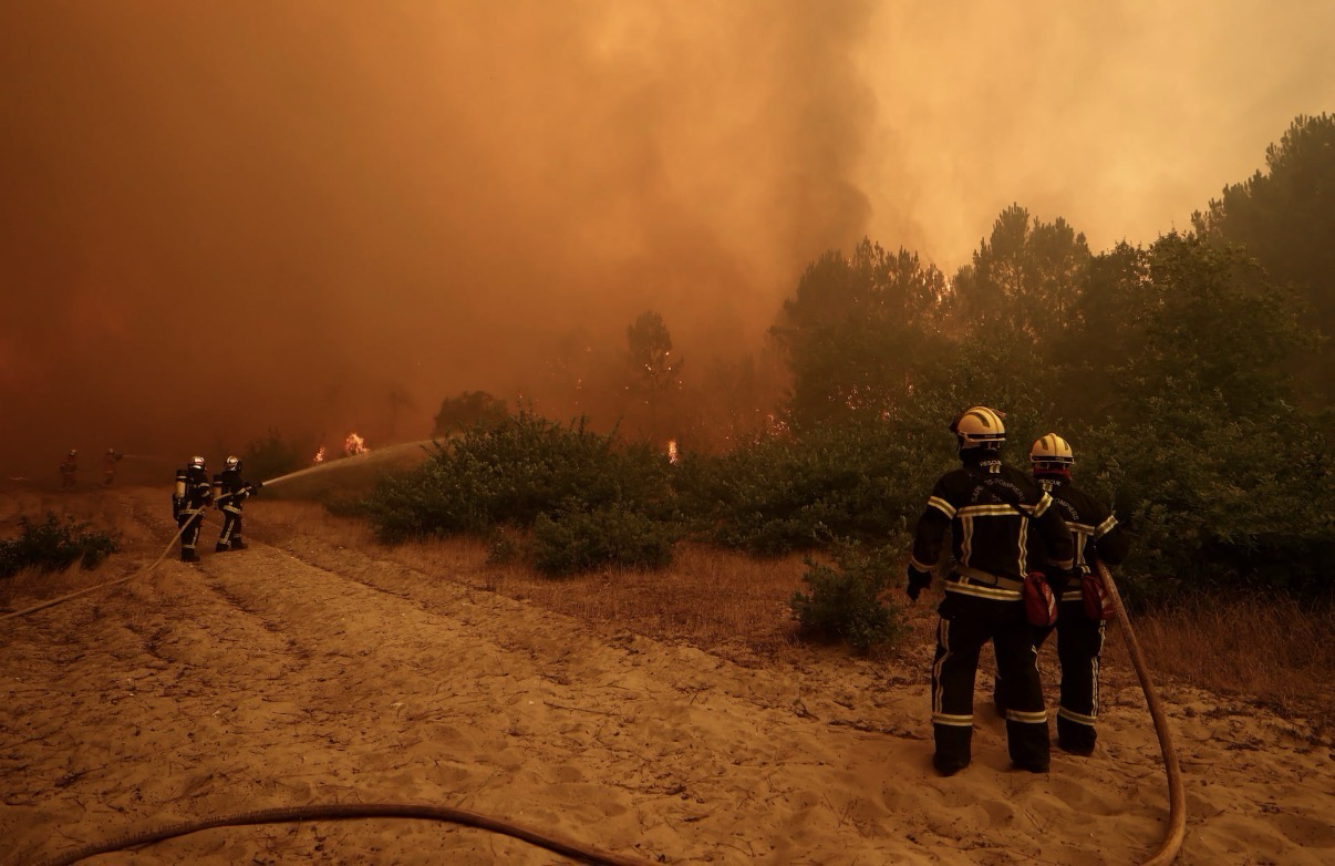 Firefighters work to extinguish flames during a wildfire in Lege-Cap-Ferret in the Gironde department, amongst worsening drought conditions following a heatwave and water shortages across much of France, July 24, 2026. REUTERS/Stephane Mahe